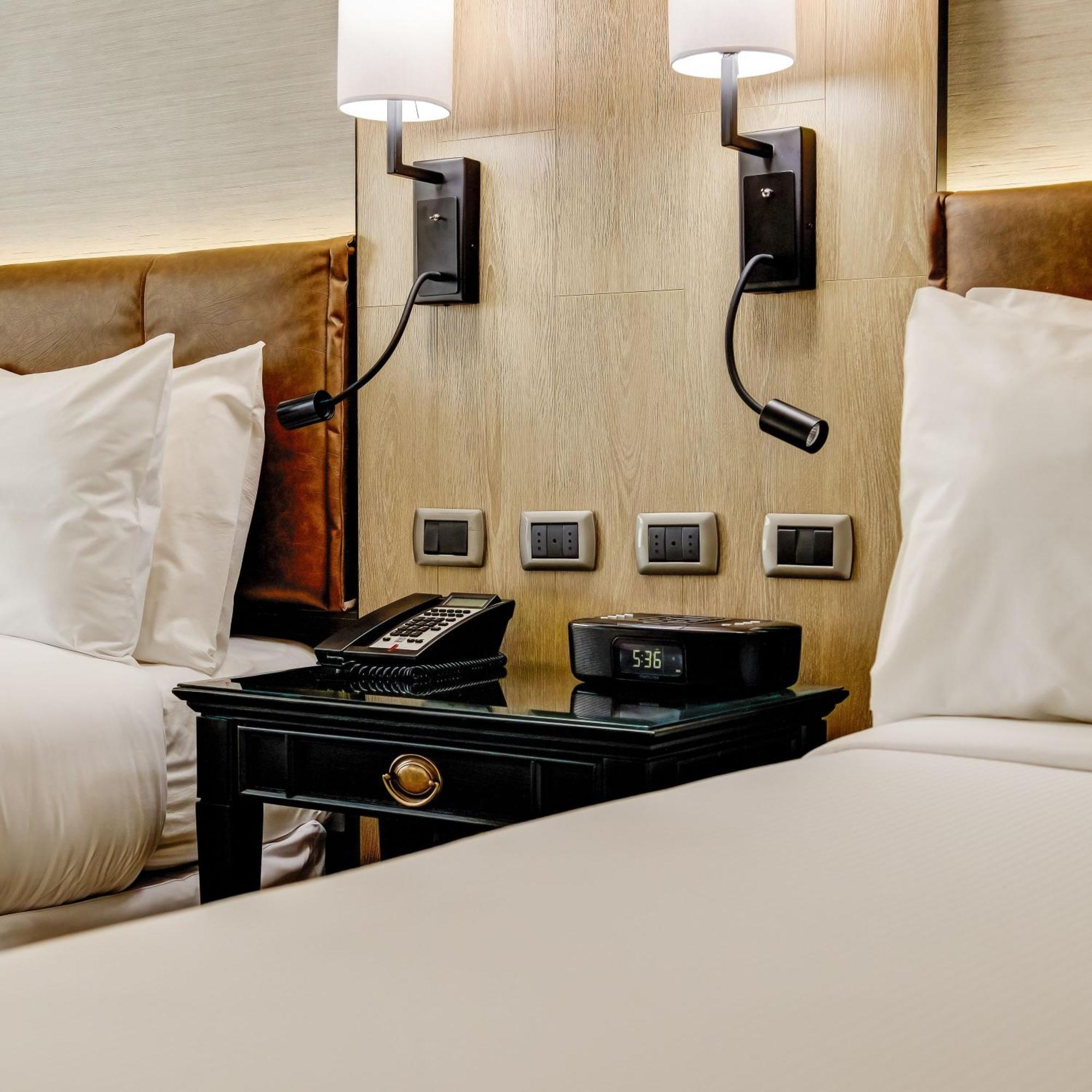 Plaza El Bosque Ebro Hotel Santiago de Chile Bagian luar foto A bedside table with a telephone and a digital alarm clock